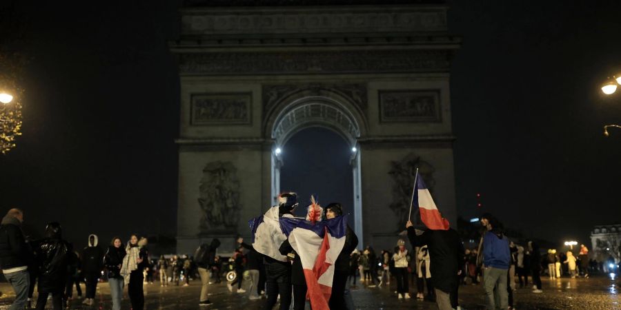 Französische Fans schlendern nach dem verlorenen WM-Endspiel über die Champs-Élysées.