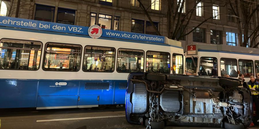 Das umgekippte Auto an der Zürcher Bahnhofstrasse.