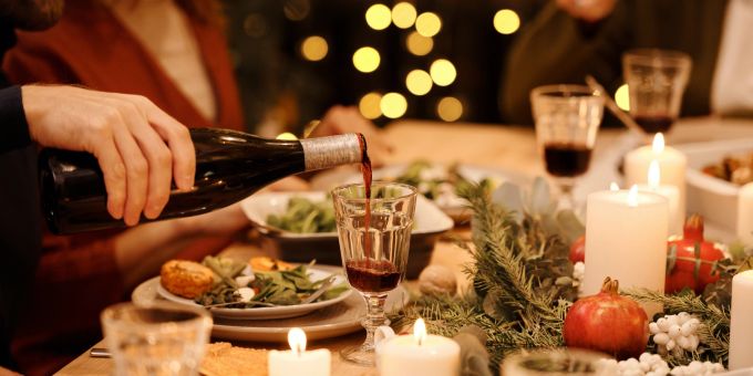 Die Familie kommt zum Weihnachtsessen zusammen. (Symbolbild) Weihnachtsessen