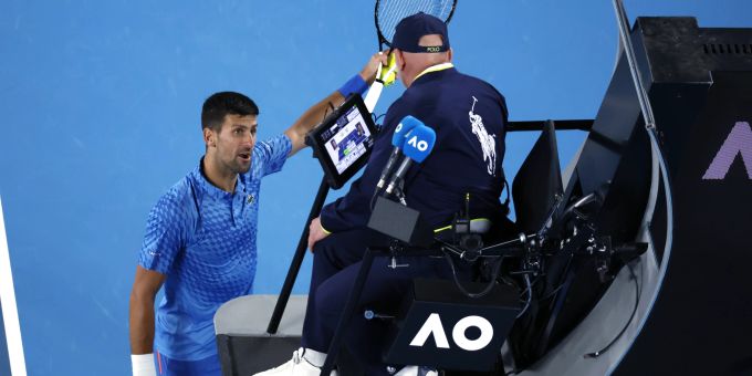 Novak Djokovic beschwert sich während der Partie beim Schiedsrichter über einen Fan. Djokovic