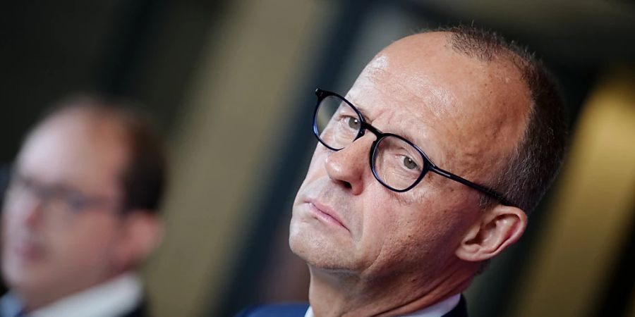 CDU-Chef Friedrich Merz drängt auf eine härtere Gangart gegen die Klimaaktivisten der «Letzten Generation». Die Unionsfraktion im Bundestag bereite eine Anfrage an das Bundesinnenministerium zu möglichen Vereinsverboten im Umfeld der Organisation vor. (Archivbild)