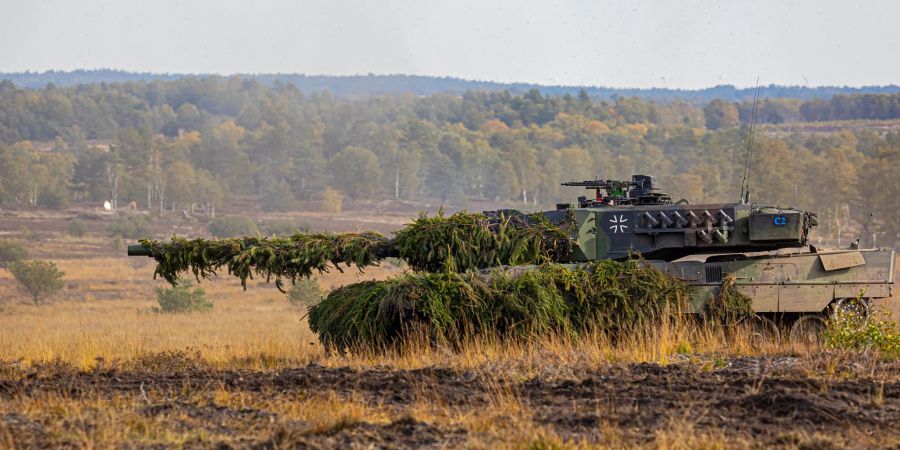 Ein Kampfpanzer Leopard 2 bei einer Ausbildungs- und Lehrübung der Bundeswehr.