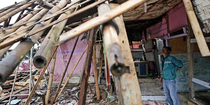 ARCHIV - Ein Mann begutachtet die Schäden an seinem zerstörten Haus, das bei einem Erdbeben im November zerstört wurde. Heute hat sich in Indonesien ein weiteres schweres Erdbeben ereignet. Die US-Erdbebenwarte USGS gab die Stärke mit 7,6 an. Foto: Achmad Ibrahim/AP/dpa ARCHIV - Ein Mann begutachtet die Schäden an seinem zerstörten Haus, das bei einem Erdbeben im November zerstört wurde. Heute hat sich in Indonesien ein weiteres schweres Erdbeben ereignet. Die US-Erdbebenwarte USGS gab die Stärke mit 7,6 an. Foto: Achmad Ibrahim/AP/dpa
