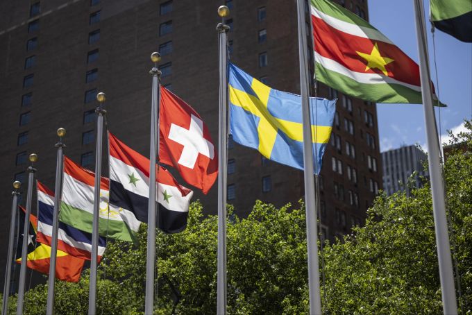 Die Schweizer Flagge, links, weht zusammen mit den Flaggen der anderen Mitgliedstaaten nach der Wahl der Schweiz und vier weiterer Länder zu nicht ständigen Mitgliedern des Sicherheitsrats für den Zeitraum 2023-2024 am Donnerstag, 9. Juni 2022, während einer Sitzung der Generalversammlung im UNO-Hauptquartier in New York, am Donnerstag, 9. Juni 2022 in New York, USA. UNO SICHERHEITSRAT Schweiz