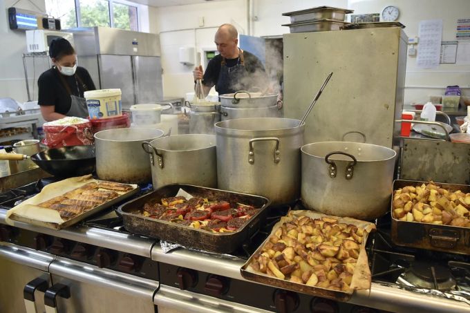 An einer englischen Schule wird das Mittagessen für Kinder ärmerer Familien zubereitet. England