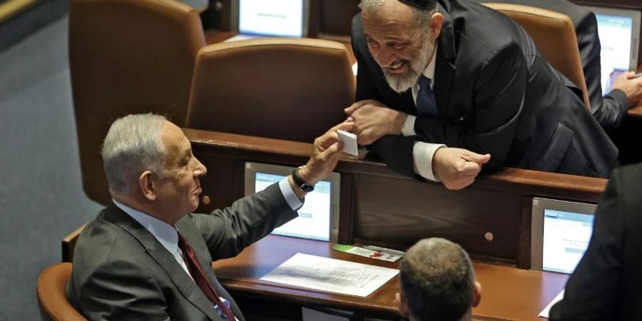 Benjamin Netanjahu (l.) mit Schass-Chef Arie Deri