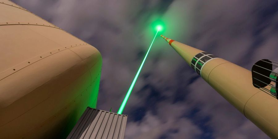 Ein Laser kann bei einem Gewitter Blitzentladungen zu einem Blitzableiter führen.