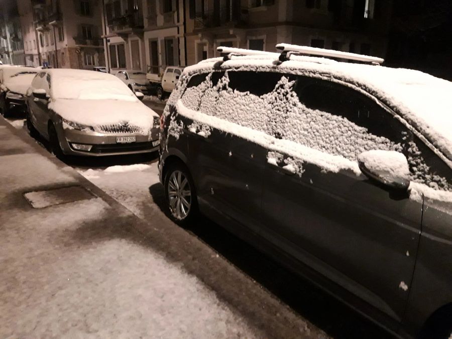 Autofahrer müssen die Scheiben vom Schnee befreien, auf den Strassen ist Vorsicht geboten.