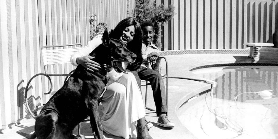 Tina Turner mit ihrem Sohn Ronnie und Hund Onyx 1972 am Pool ihres Hauses in View Park. Ronnie Turner ist in Kalifornien gestorben.