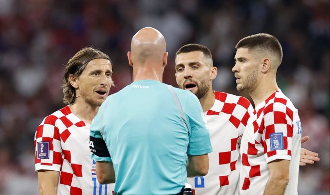 Die Spieler von Kroatien streiten nach der Rücknahme des Elfmeters mit dem Schiedsrichter. WM 2022 Kroatien Belgien