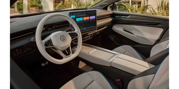 Das Interieur ist weiterhin reduziert gestaltet, soll aber mit besseren Materialien und optimierter Bedienung glänzen. id