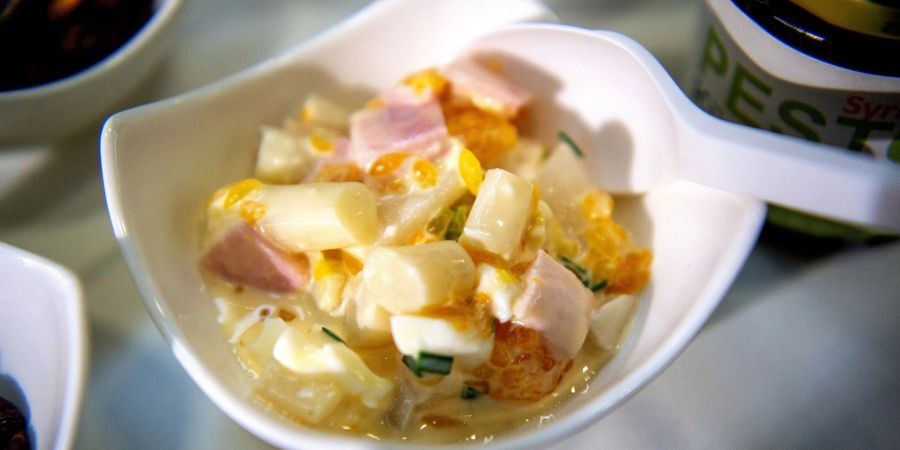 Durch Mandarinensaft und -stückchen bekommt der frühsommerliche Spargelsalat eine fruchtige Note.