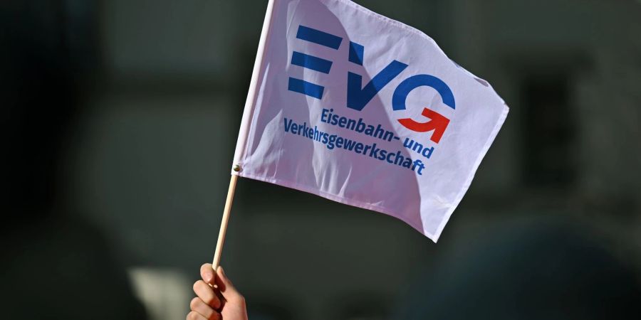 Die EVG will in ihren Verhandlungen mit der Deutschen Bahn und Dutzenden weiteren Eisenbahn-Unternehmen höhere Löhne durchsetzen.