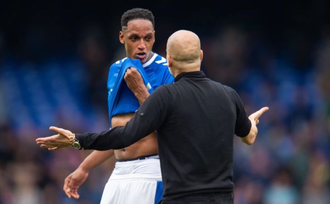 Pep Guardiola (rechts) hatte nach der Partie gegen Everton ein paar Worte für Yerry Mina übrig. erling haaland