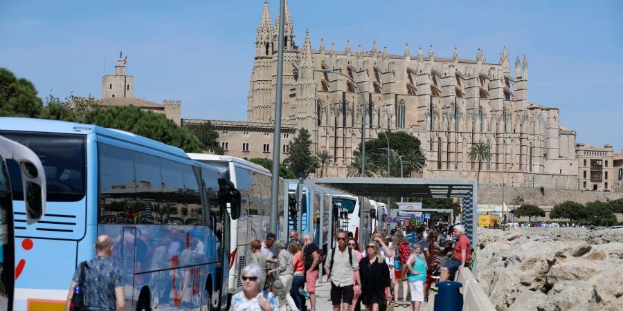 Touristen in Palma auf Mallorca. Die Insel ist über Pfingsten gut gebucht.