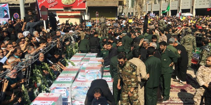 Die Särge der bei einem Terroranschlag auf eine Militärparade im Iran Verstorbenen werden in Ahvaz, Iran, am 24. September 2018 ausgestellt. Iran Execution
