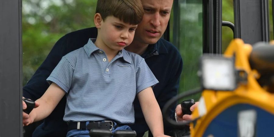 Prinz Louis wirkt beim Baggerfahren an der Seite seines Vaters Prinz William etwas skeptisch.