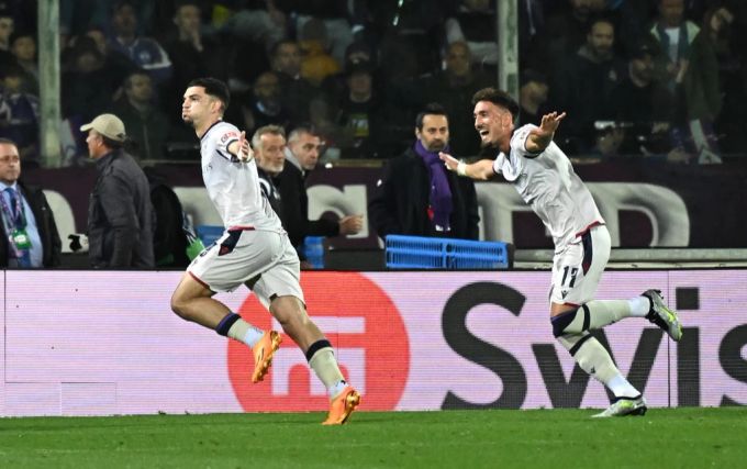 Zeki Amdouni (l) schiesst den FCB gegen die Fiorentina zum 2:1-Sieg. fc basel