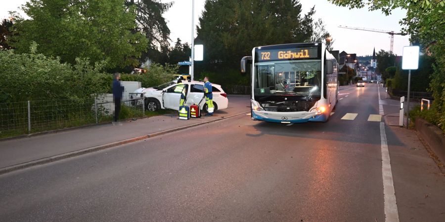 Zusammenstoss Bus und Auto