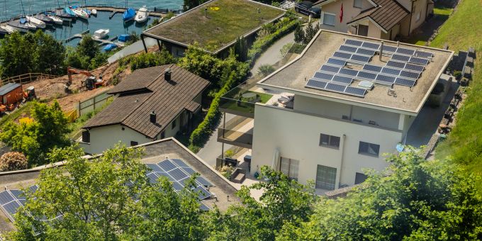 Solarpanels auf einem Dach in Vitznau, - Luzern Solarpanels auf einem Dach in Vitznau, - Luzern