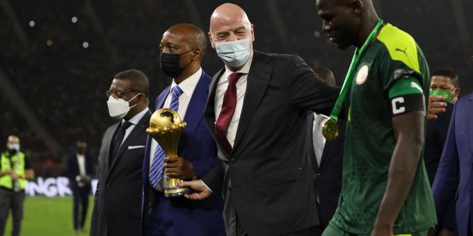 Der Präsident der Afrikanischen Fussballkonföderation (CAF), Patrice Motsepe (l-r), FIFA-Präsident Gianni Infantino und der senegalesische Nationalspieler Kalidou Koulibaly. Der Präsident der Afrikanischen Fussballkonföderation (CAF), Patrice Motsepe (l-r), FIFA-Präsident Gianni Infantino und der senegalesische Nationalspieler Kalidou Koulibaly.