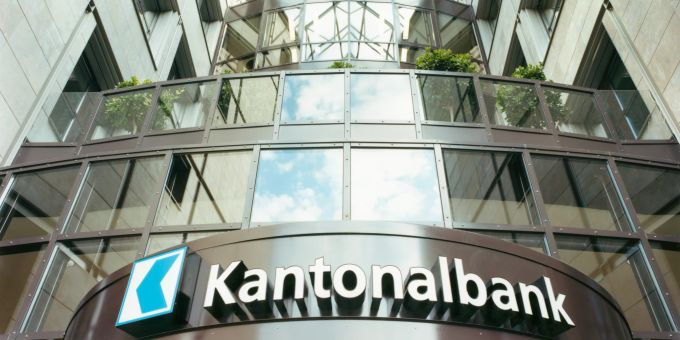 Die Aargauische Kantonalbank (AKB) hebt die Gebühr für ihre Debit Mastercard auf. (Archivbild) Finanzen AKB