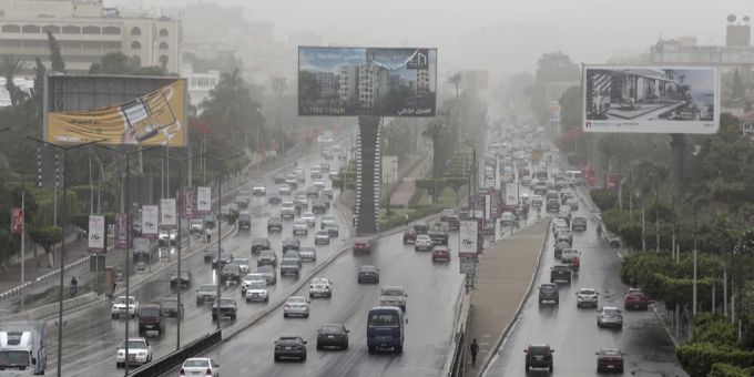 Ein Sandsturm fegte über den Suezkanal und durch die ägyptische Stadt Kairo. Sandsturm