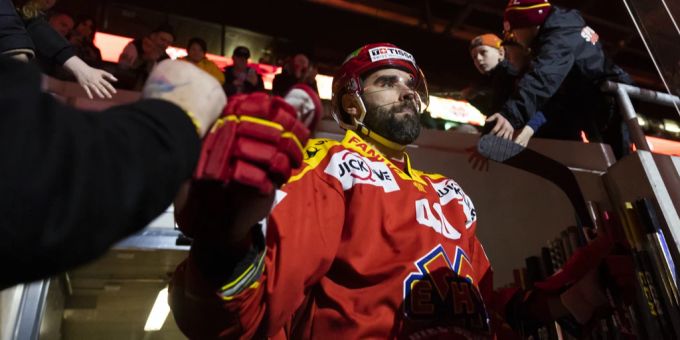 Etienne Froidevaux freut sich mit Fans über eine bisher erfolgreiche Playoff-Serie. EHC Biel