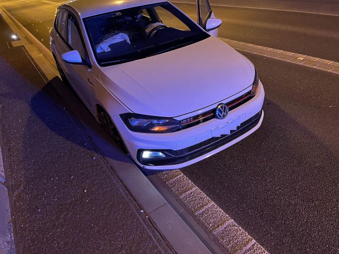 Das Auto musste abtransportiert werden. Das Auto musste abtransportiert werden.