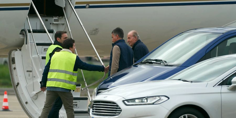 Juan Carlos (r), ehemaliger König von Spanien, steigt auf dem Flughafen Foronda in Vitoria in ein Privatflugzeug. Foto: Pablo González/EUROPA PRESS/dpa