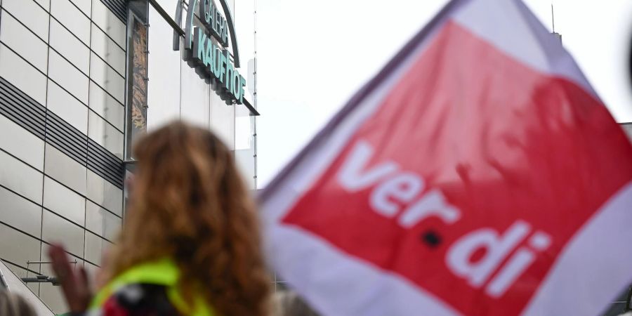 Hintergrund der Protestaktionen ist der von den Gläubigern gebilligte Sanierungsplan für das Unternehmen. Er sieht bundesweit die Schliessung von 47 der 129 Filialen vor.