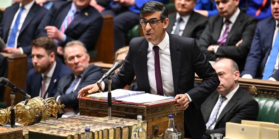 Der britische Premier Rishi Sunak muss im Unterhaus Rede und Antwort stehen.