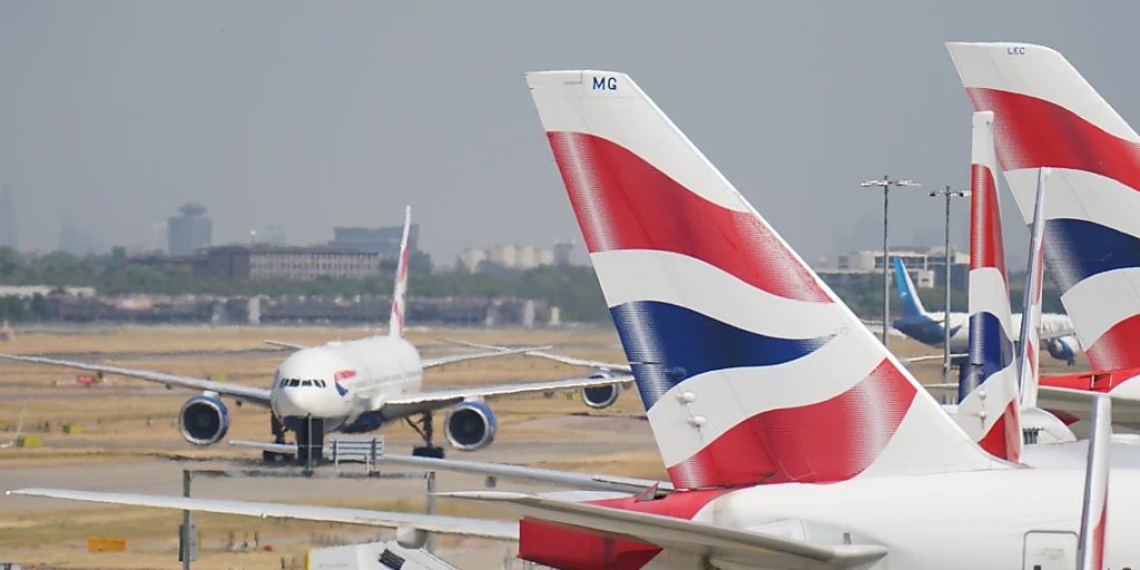 E-gate problems cause queues at UK airports