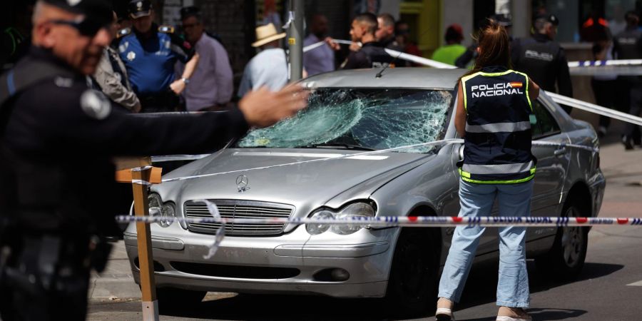 Polizisten im Paseo de Extremadura in Madrid im Einsatz, nachdem der Autofahrer zwei Passanten totgefahren hat.