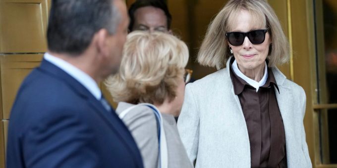 Die ehemalige Ratgeberkolumnistin Jean Carroll (r.) verlässt in New York mit ihren Anwälten das Bundesgericht in Manhattan. melania