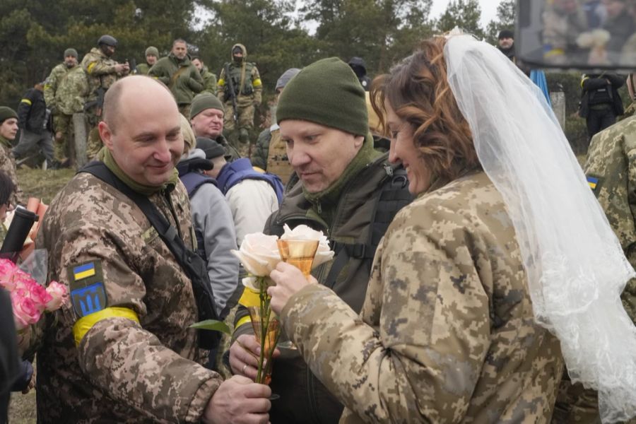 Ein Paar heiratet im Ukraine-Krieg.