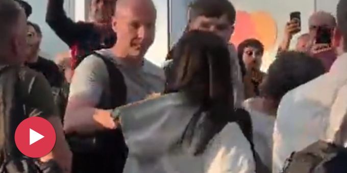 Eine Festnahme! - Roma-Fans attackieren Final-Schiri am Flughafen