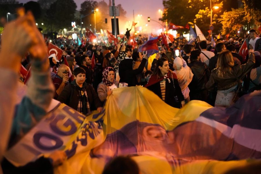 Anhängerinnen und Anhänger von Erdogan feiern in Ankara seinen Sieg.