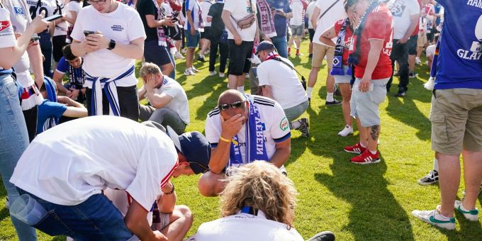 Nach dem Abpfiff hatte der Stadionsprecher des SV Sandhausen dem HSV fälschlicherweise zum Aufstieg gratuliert. Nach dem Abpfiff hatte der Stadionsprecher des SV Sandhausen dem HSV fälschlicherweise zum Aufstieg gratuliert.