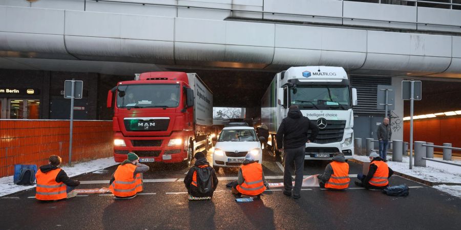 Mehrere Aktivisten der Letzten Generation haben sich auf die Strasse festgeklebt.