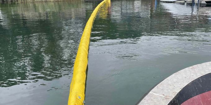 Merlischachen SZ - Ölsperre im Vierwaldstättersee eingerichtet