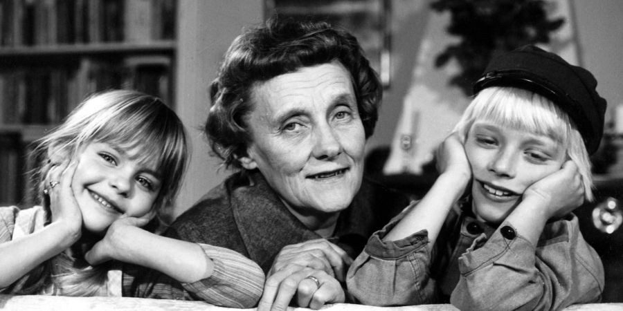 Astrid Lindgren 1972 mit Lena Wisborg (l) und Jan Ohlsson, den beiden Hauptdarstellern ihrer Buch-Verfilmung «Michel bringt die Welt in Ordnung».