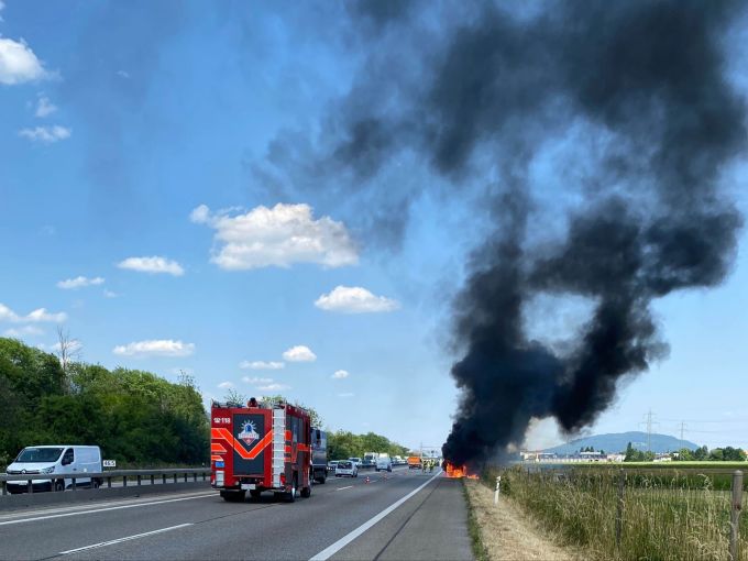 Beim Eintreffen der Feuerwehr stand das Auto bereits in Vollbrand. Auto in Vollbrand