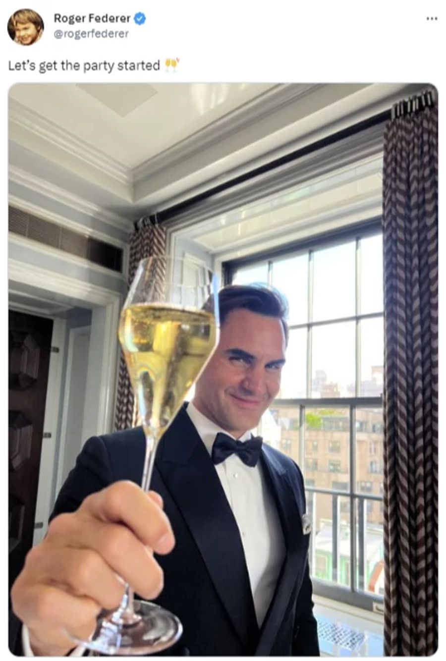 Roger Federer sagt kurz vor dem Beginn der Met-Gala «Prost».