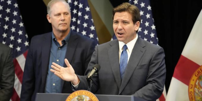 Ronald DeSantis ist der Gouverneur von Florida. Hier spricht er an einer Konferenz im Reedy Creek Administration Building in Lake Buena Vista. desantis