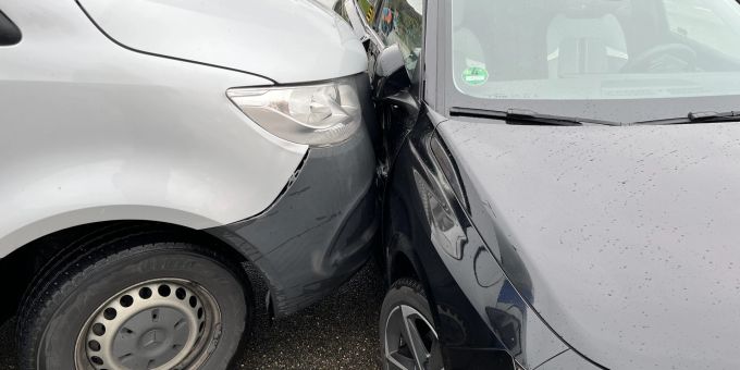 Thayngen: Lieferwagen kollidiert mit Auto Verkehrsunfall in Thayngen