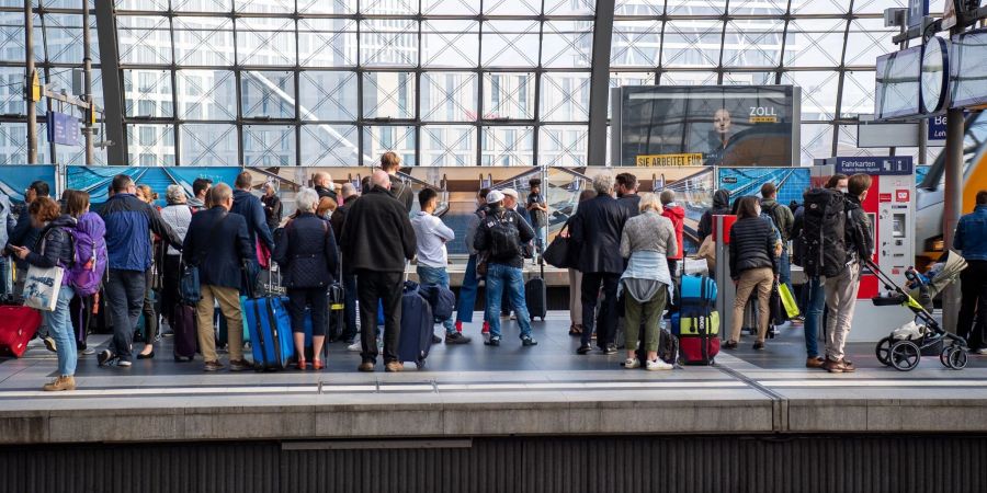 Warten am Bahnsteig: Am Freitag müssen sich Zugreisende wegen des Warnstreiks auf Ausfälle und Verspätungen einstellen.