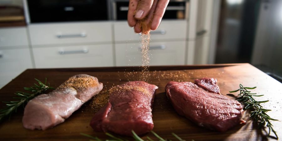 Wer eine schöne Kruste liebt, bevorzugt trockene Gewürzmischungen für sein Grillgut. Sie sollten leicht ins Fleisch einmassiert werden.