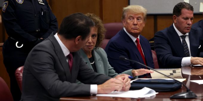 Donald Trump auf der Anklagebank in New York. EPA/ANDREW KELLY/POOL donald trump