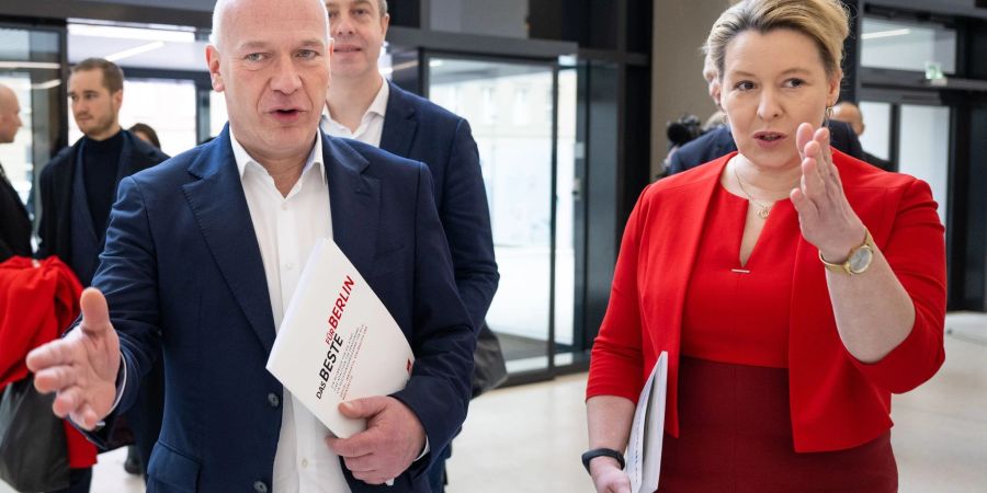 Die Regierende Bürgermeisterin Franziska Giffey (r.) und der Berliner CDU-Chef Kai Wegner.
